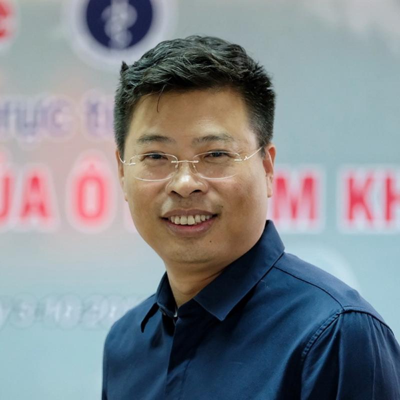 Hình ảnh người dân đeo khẩu trang y tế hoặc khẩu trang chuyên dụng khi đi ra đường trong ngày không khí ô nhiễm, thể hiện biện pháp tự bảo vệ sức khỏe