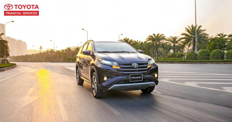 Người lớn tuổi xem xe ô tô để tìm hiểu mua trả góp