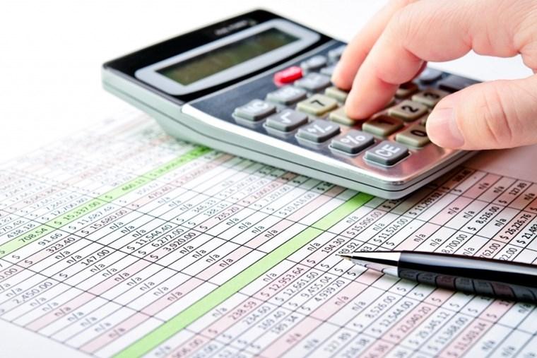 Người chủ xe mới nhận giấy đăng ký xe sau khi hoàn tất thủ tục