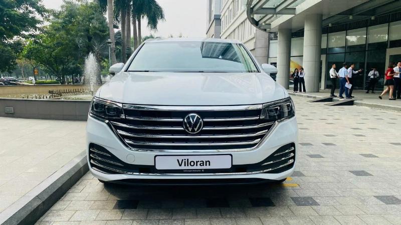 Khách hàng vui vẻ nhận bàn giao xe sau khi hoàn tất thủ tục trả góp