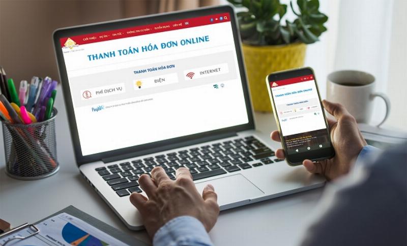 Màn hình điện thoại hoặc máy tính với giao diện ứng dụng hoặc website nộp phạt online.