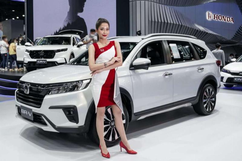 Người mua đang nghiên cứu và lựa chọn các option cho chiếc xe hơi mới phù hợp với nhu cầu và ngân sách