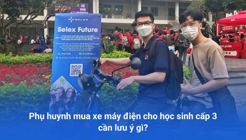 Phụ huynh tư vấn chọn xe điện phù hợp cho học sinh cấp 3