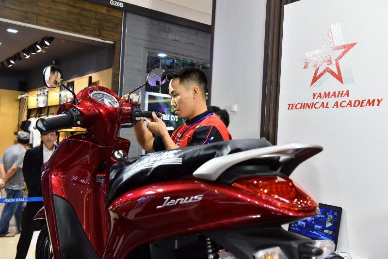 Quy trình thay dầu thắng đĩa xe máy từng bước tại tiệm sửa xe