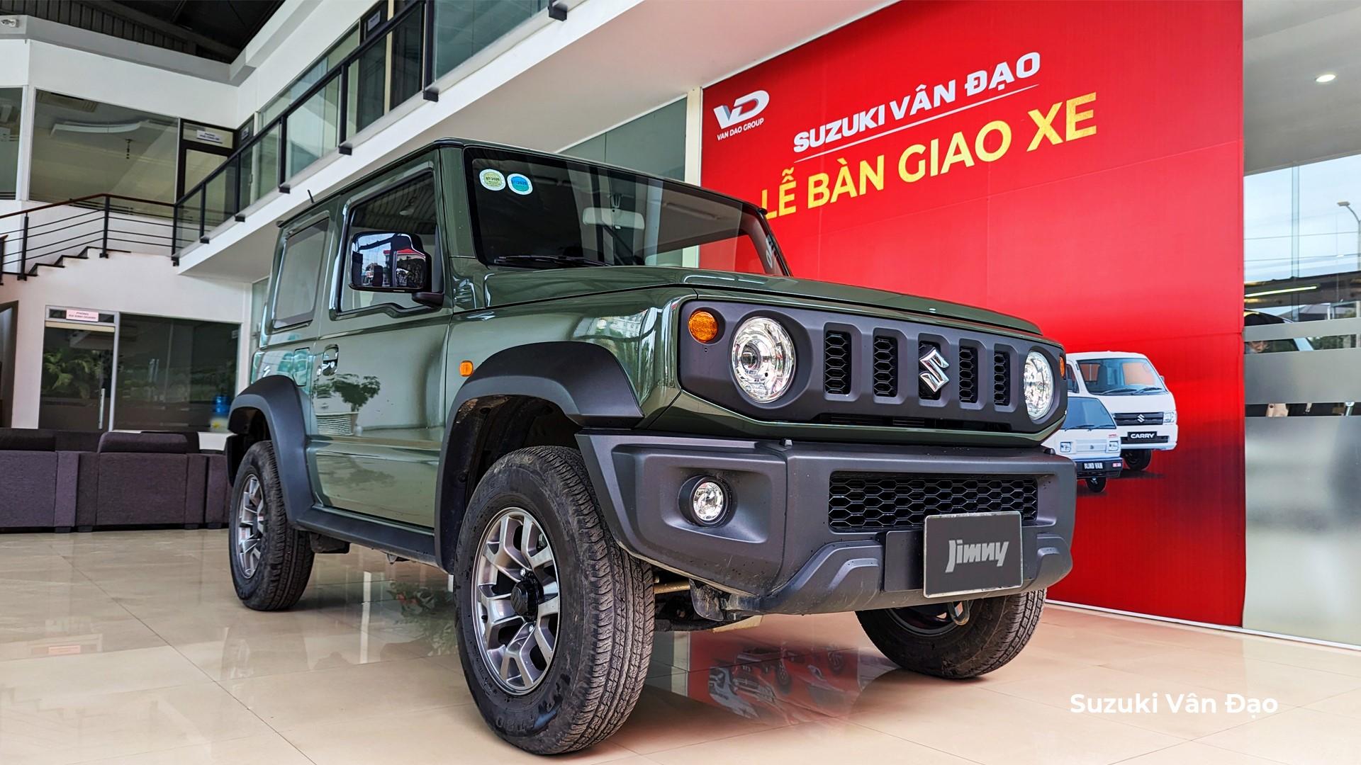 Road Nghĩa Là Gì: Hình ảnh ô tô và xe máy di chuyển trên đường phố Việt Nam.