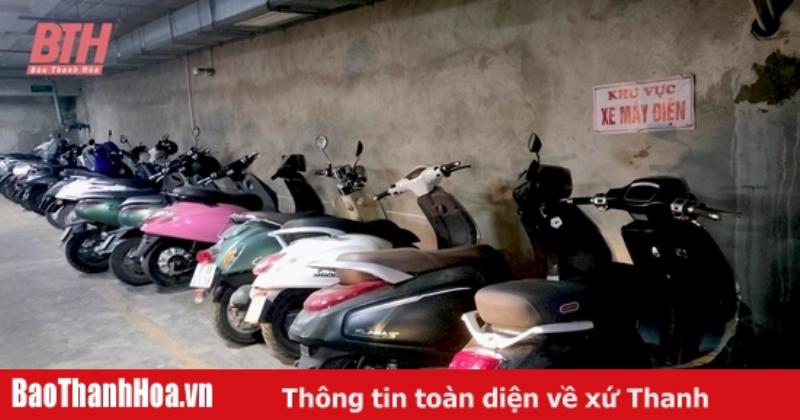 Cảnh gia đình sạc xe điện tại nhà vào ban đêm