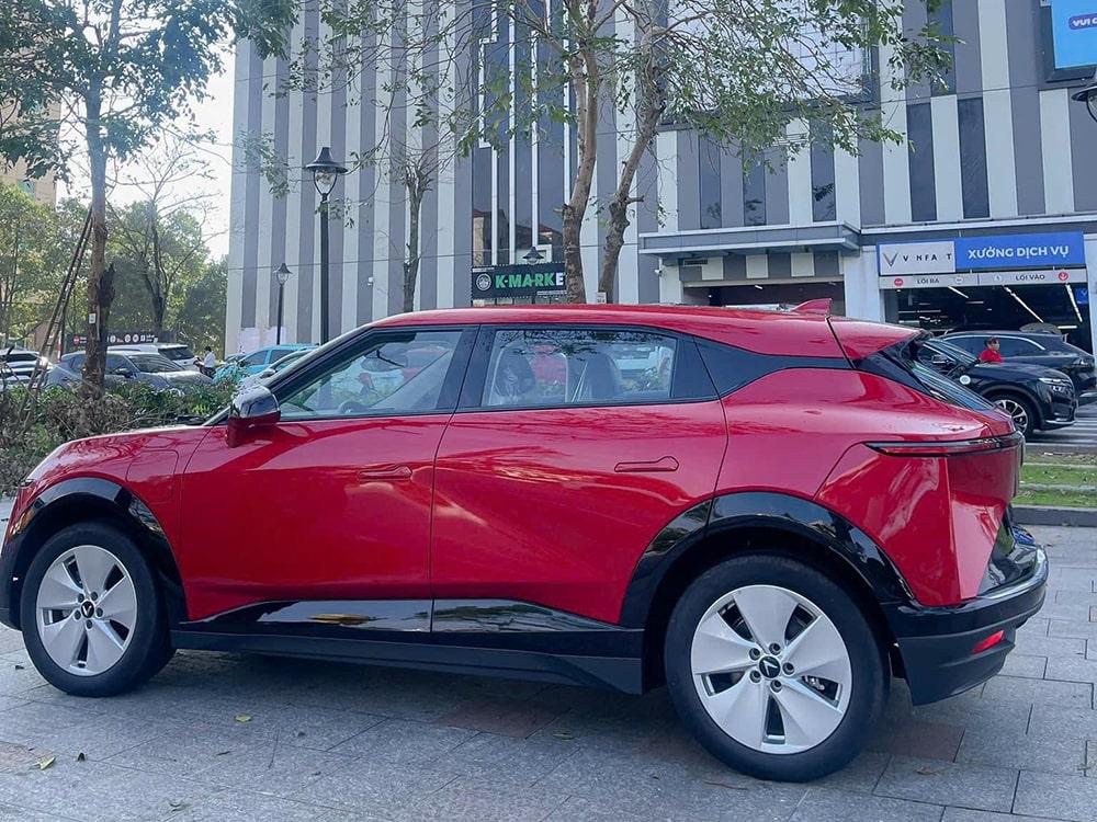 So sánh ưu nhược điểm của sạc zin và sạc lô cho xe máy