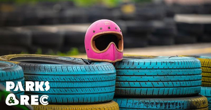 Một sân lái xe go kart ngoài trời tại Việt Nam với nhiều xe đang hoạt động