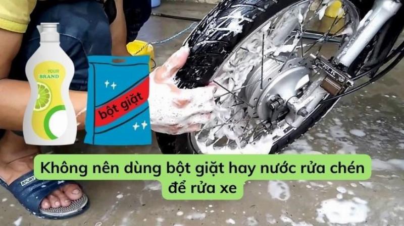 Hai chai dung dich dat canh nhau, mot chai nuoc rua chen va mot chai nuoc rua xe chuyen dung, de phan biet