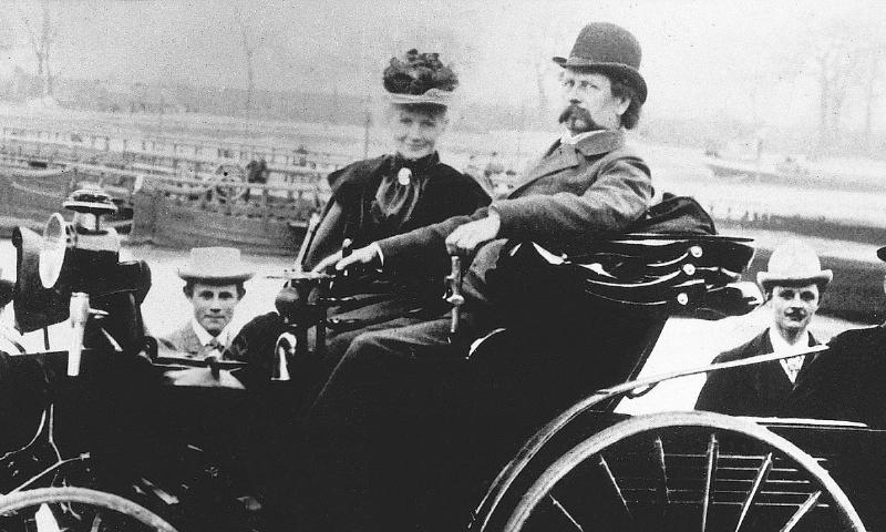 So sánh hình ảnh xe ngựa kéo và chiếc ô tô đầu tiên trên thế giới của Karl Benz