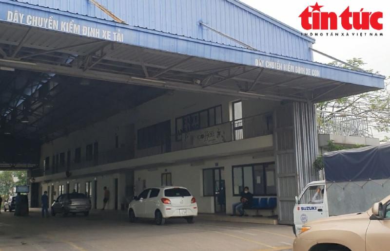 Hình ảnh một chiếc xe ô tô đang được kiểm tra kỹ thuật tại trung tâm đăng kiểm để chuẩn bị nhận tem