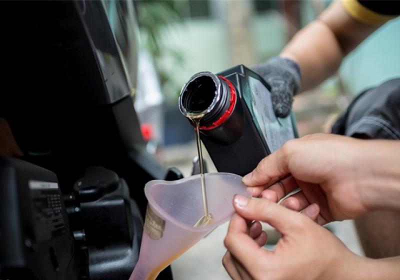 Quy trình thay dầu láp xe ga đảm bảo hộp số hoạt động trơn tru, ảnh hưởng đến thay dầu xe máy bao nhiêu tiền cho xe tay ga