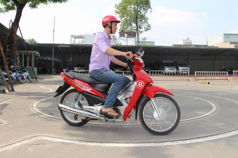 Thí sinh đang thi thực hành bằng lái A1 trong bài thi vòng số 8 trên sân sát hạch
