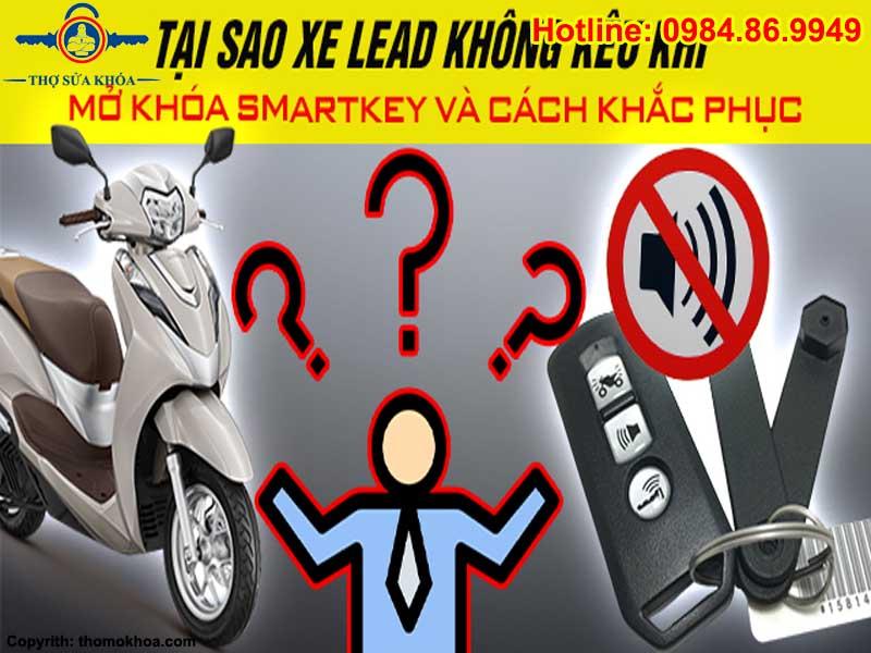 Thợ sửa chữa xe máy chuyên nghiệp kiểm tra hệ thống điện, sửa lỗi xe bật chìa khóa không lên điện