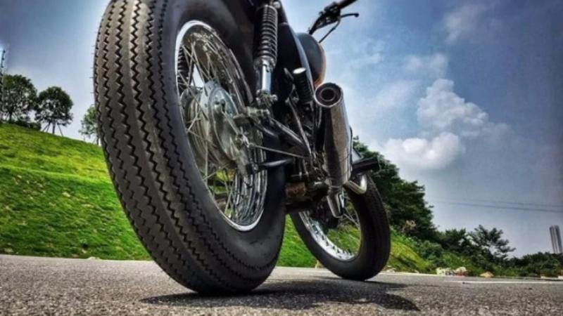 Hình ảnh thợ sửa xe máy đang vá săm hoặc vá lốp không săm cho xe máy