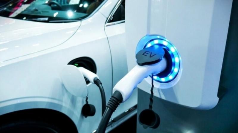 Hình ảnh tượng trưng về một chuyên gia kỹ thuật hoặc nghiên cứu đang nói về động cơ đốt trong và tương lai