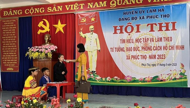 Thanh thiếu niên 17 tuổi đang suy ngẫm về các lựa chọn học tập và sự nghiệp
