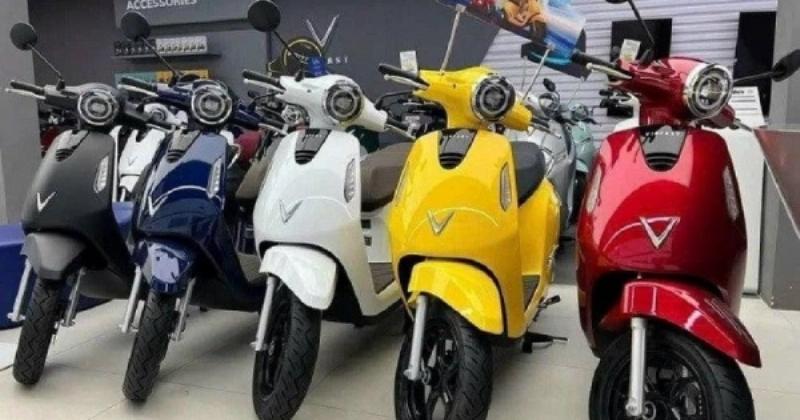 Người trẻ và người cao tuổi sử dụng xe đạp điện lùn di chuyển dễ dàng trong khu vực đô thị đông đúc tại Việt Nam