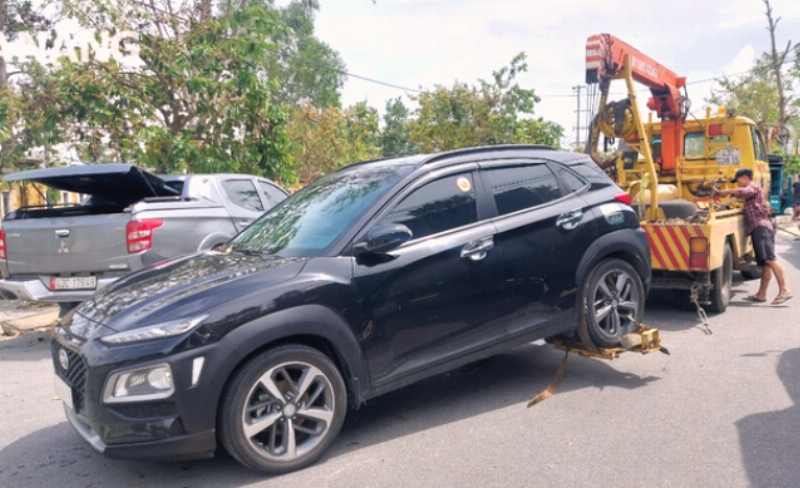Hình ảnh xe cứu hộ đang kéo/cẩu xe ô tô bị thủy kích ra khỏi vùng ngập
