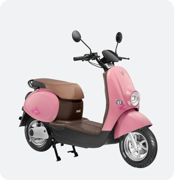 Xe điện Vinfast di chuyển êm ái trên đường nội bộ khu dân cư, thể hiện sự tiện lợi và thân thiện với môi trường sống