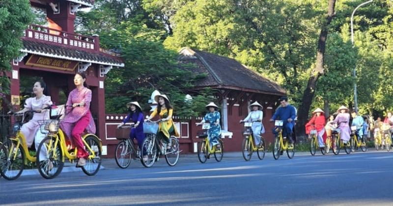 Hình ảnh xe máy điện đẹp di chuyển duyên dáng trên phố Việt Nam