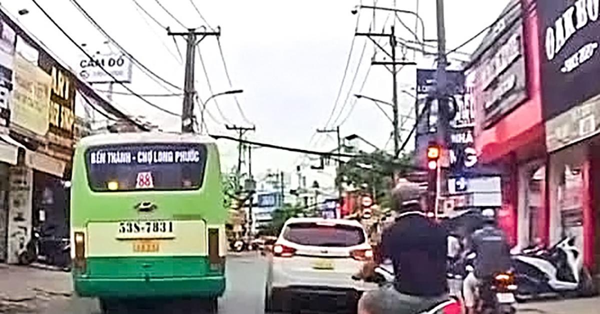 Hình ảnh xe máy vượt đèn đỏ tại giao lộ nguy hiểm ở Việt Nam