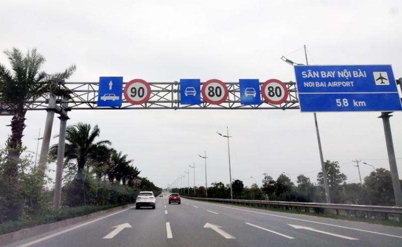 Xe ô tô đi sai làn đường, cảnh sát giao thông xử phạt, biển báo giao thông, vạch kẻ đường
