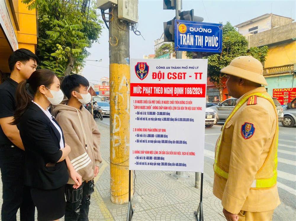 Người dân có ý thức dừng xe chờ đèn đỏ an toàn